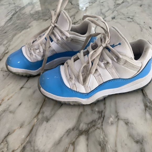 Boys Jordan Sneakers - Picture 2 of 6